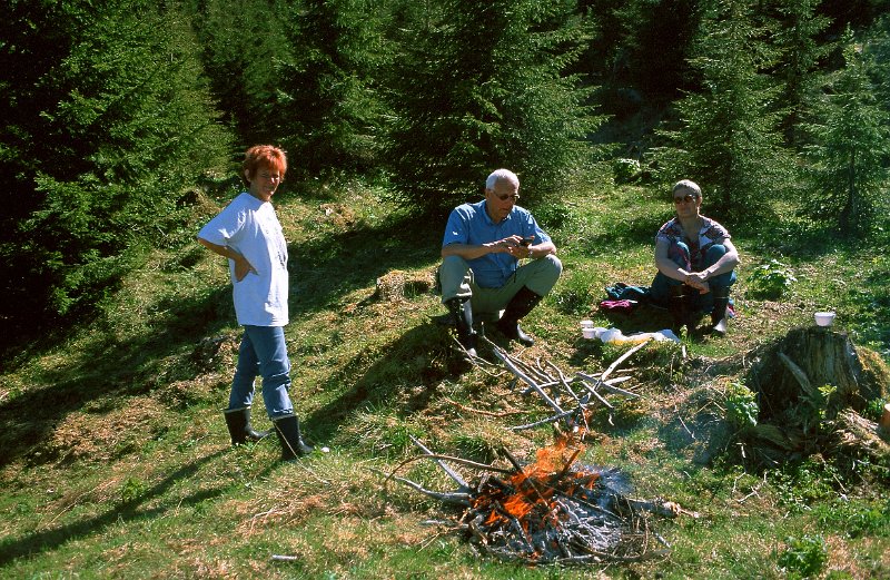 279_19.jpg - Rutt, Oddbjørn og Brit ved kaffebål i Nonshaugen 2. pinsedag 1999