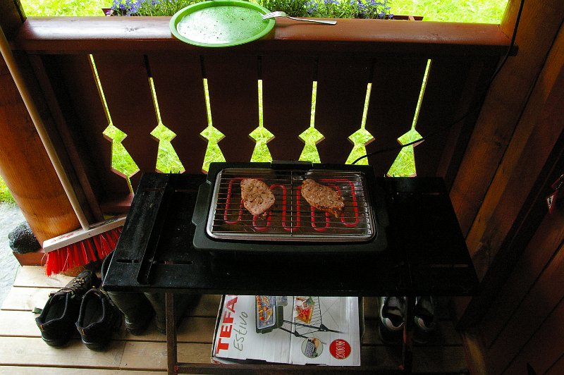 Imgp6265.jpg - Her er det koteletter på grillen