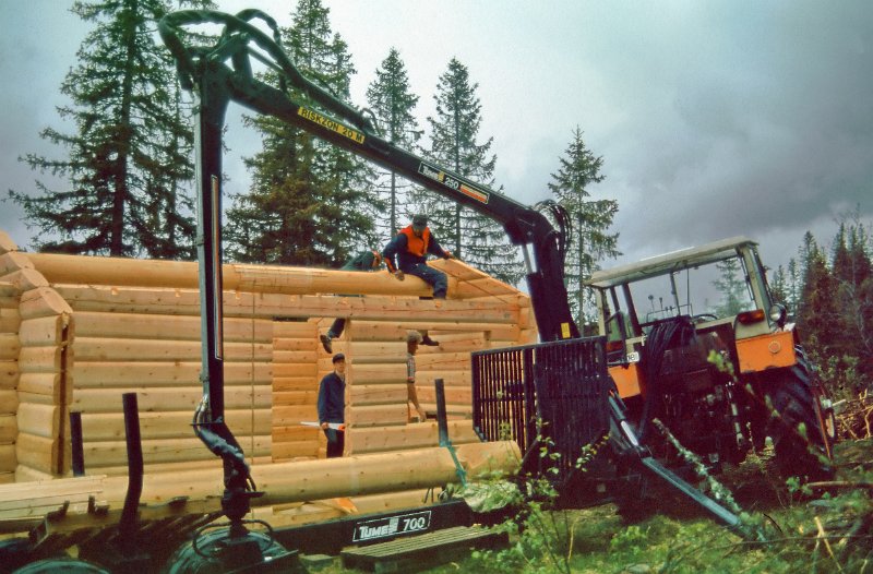 276_16.jpg - Tømmerkassen er ferdig. Takåser ble montert vha tømmerkloa på Traktoren til Per Hammer. Oppe på åsene er Jan Stokdahl og Dag Haug. Nede står Knut Bjørkli og Per Hammer