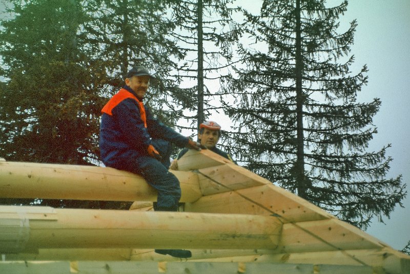 276_18.jpg - Dag og Jan legger på gavelspissen