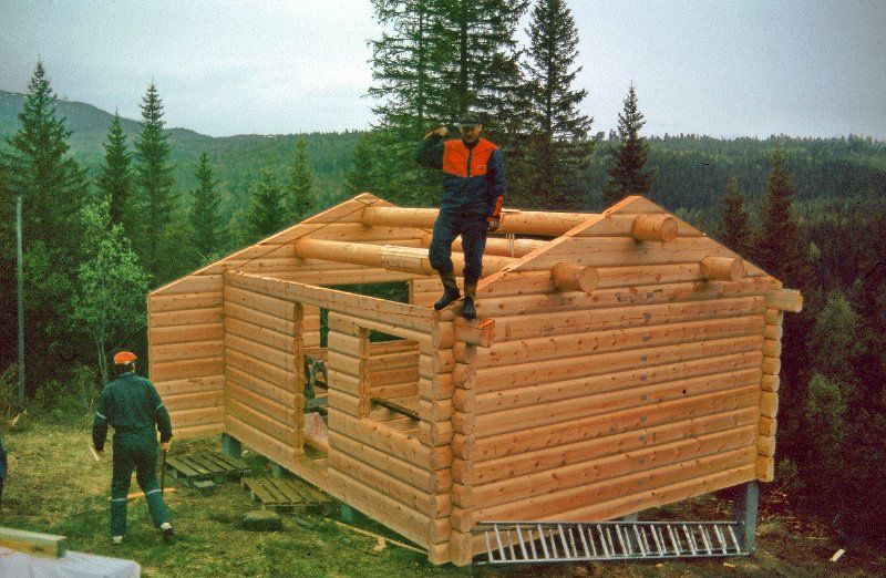 276_21.jpg - Laftemontasjen på Elgbakken er fullført. Jan Stokdahl og Dag Haug har vært dyktige og kjærkomne medarbeidere